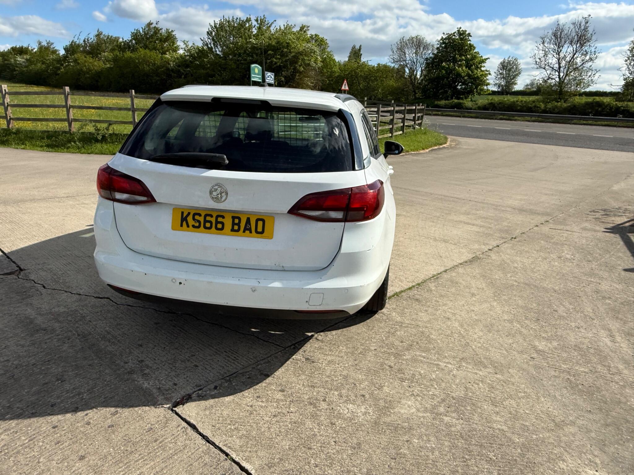 Vauxhall Astra 1.6 CDTi Tech Line Sports Tourer Euro 6 (s/s) 5dr — photo 76 of 104